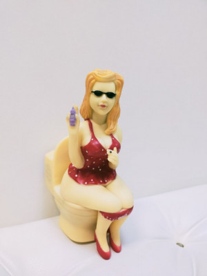 Сувенир статуэтка Девушка с телефоном арт. DT-8345
